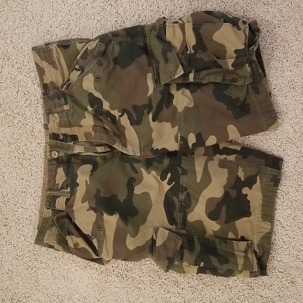 H&M Mens camo shorts, size 34 w. Woodland